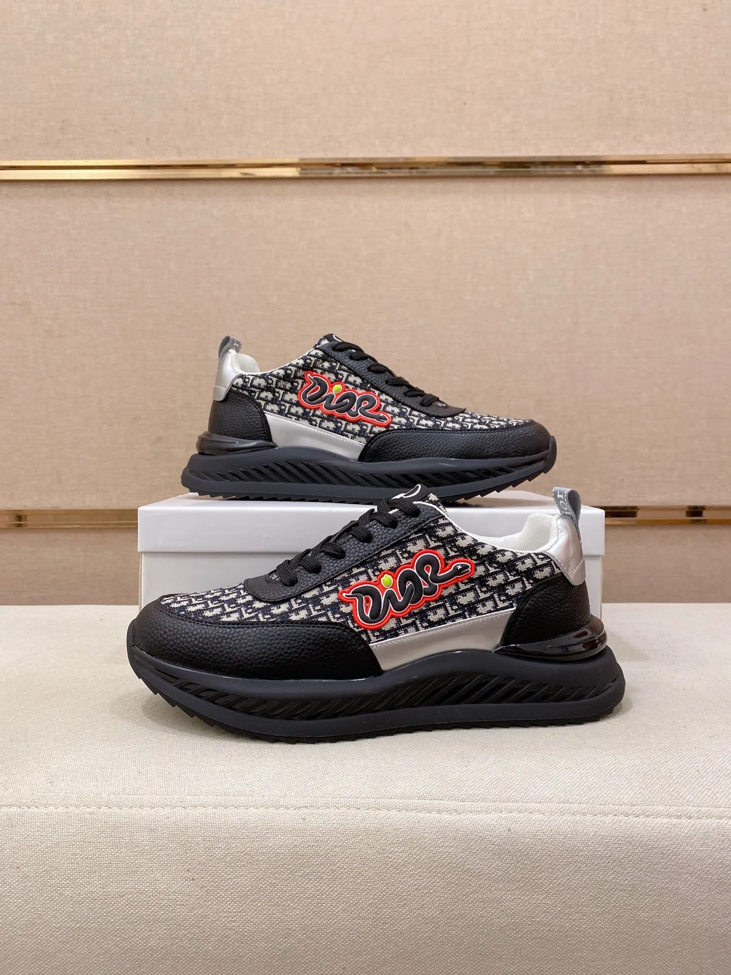 Factory price: 462💰 [Dior·Dior] New casual sports style men's shoes, new spring and summer design, perfect workmanship, lace-up style to create cabinet quality, upper: imported first-layer cowhide, sheepskin lining is soft and comfortable, ultra-light TPU wear-resistant outsole, simple, versatile fashion men's shoes, excellent color code number 38--44. Can be customized 45 non-returnable